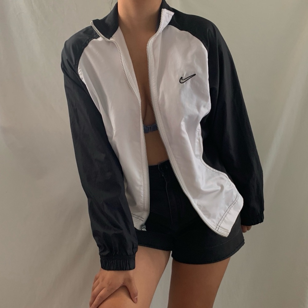 ✨NIKE BLACK AND WHITE WIND BREAKER! SUUPER CUTE✨